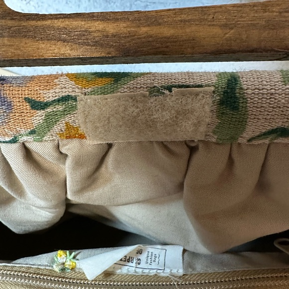 Floral Carpet Bags of America HandBag with Wooden Handles - Picture 9 of 10